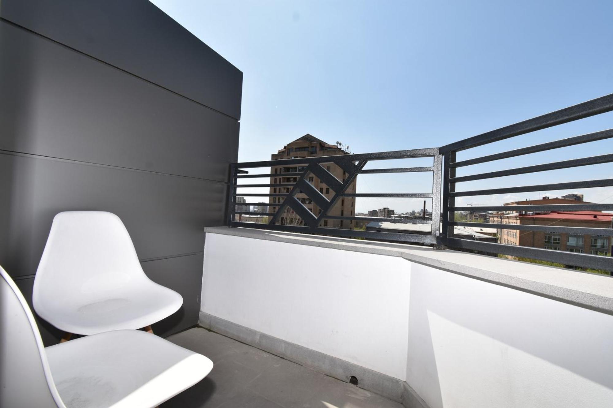 Aygestan Plaza Aparthotel Yerevan Exterior photo