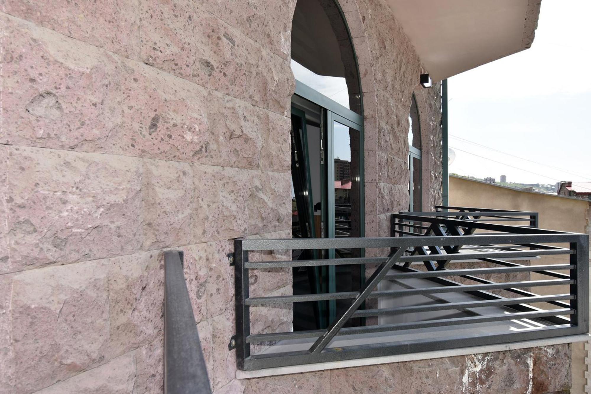 Aygestan Plaza Aparthotel Yerevan Exterior photo